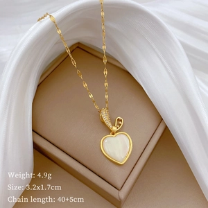 Detail view of heart pendant necklace with dimensions 3.2x1.7cm and weight 4.9g