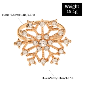 Détail d'un rond de serviette flocon doré avec strass et indication de poids 15,1g