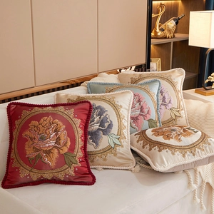 Luxus Jacquard-Kissen mit Pfingstrosen-Stickerei und Goldquasten auf weißem Sofa