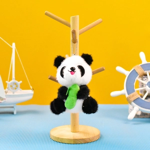 Lindo llavero de peluche de panda pequeño con accesorio de bambú verde en soporte