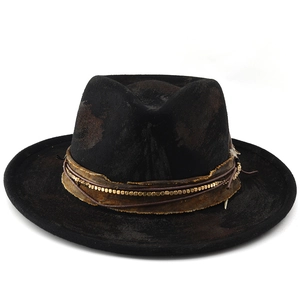 Vintage Fedora in Schwarz mit breiter Krempe, Lederband, Federn und Metallakzenten