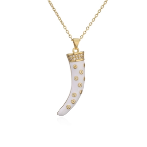 Collana con ciondolo a corno bianco smaltato e zirconi cubici dorati scintillanti