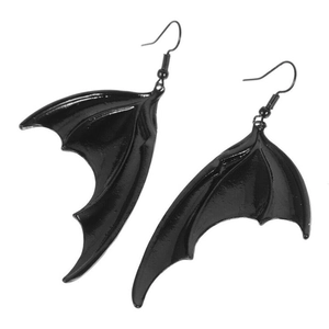 Détail macro de boucles d'oreilles chauve-souris gothiques noires à finition brillante