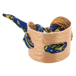 Bracciale rigido in metallo con foulard in seta e finitura martellata irregolare