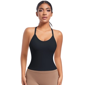 Détail du soutien-gorge de sport noir avec col en U et fines bretelles croisées