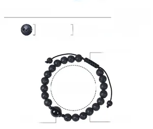 Dettaglio del bracciale regolabile in pietra lavica e ossidiana con nodo scorrevole