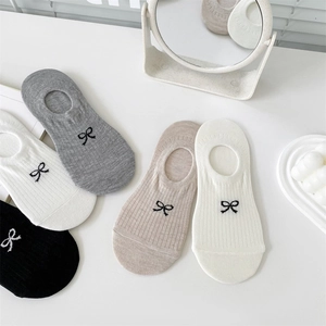 Detailed knit texture and cute bow design on low-cut invisible socks in four colors
