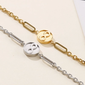 Goldene und silberne Unendlichkeits-Armbänder mit modernem minimalistischem Kettendesign