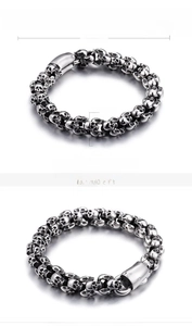 Detailed view of vintage steel skull bracelet with 225mm length and 70g weight specs