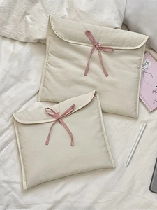 Custodia trapuntata beige per laptop con fiocchi rosa in due misure su tessuto bianco