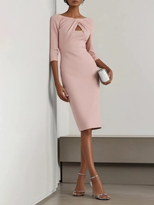 Detalle de elegante vestido midi rosa ajustado con escote calado y elegantes mangas tres cuartos