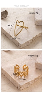 Detail display of golden stainless steel hollow heart rings with size and weight specs