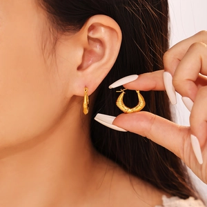 Boucles d'oreilles créoles en acier titane doré avec texture bambou style rétro