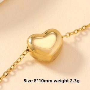 Vue macro du pendentif cœur doré poli 8x10mm avec détails de poids sur chaîne en O