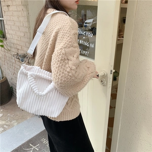 Détail du sac cabas en velours côtelé blanc avec texture nervurée et bandoulière large