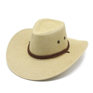 Dettaglio del cappello da cowboy in paglia con occhielli in metallo e corda intrecciata