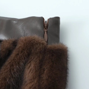 Eleganter brauner Leder-Minirock mit Pelzbesatz und Frontreißverschluss für Damen