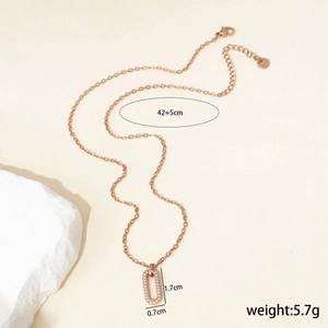 Vue détaillée du collier ovale en or rose avec zircons et spécifications 42+5cm
