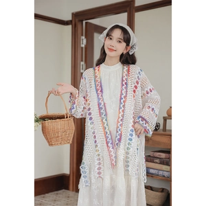 Cardigan boho bianco all'uncinetto con bordi arcobaleno e motivi a onde da donna