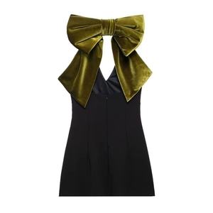 Robe courte noire moulante avec un grand nœud en velours vert à l'arrière