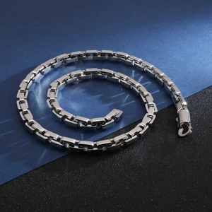 Makroansicht der silbernen geometrischen Blockgliederkette mit modernem Hochglanzfinish