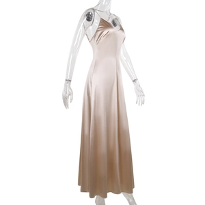 Détail d'une robe longue en satin champagne avec dos nu et texture soyeuse lisse