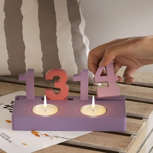 Détail d'un support de bougie en résine avec base violette et bougies chauffe-plat