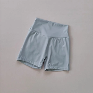 Détail du short de yoga taille haute avec poches latérales et coutures élastiques