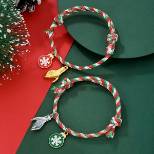 Detail von Weihnachts-Paararmbändern mit Magnetverschluss und Schneeflocken-Anhängern