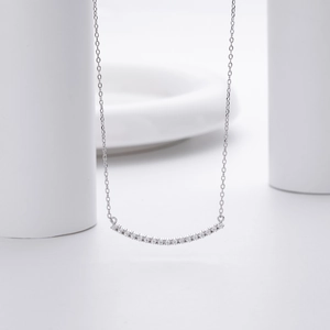 Collier sourire élégant en argent s925 avec zircons pavés étincelants sur fond blanc
