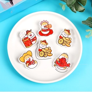 Détail de 6 broches serpent de dessin animé avec symboles du Nouvel An chinois sur plateau