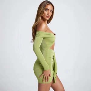 Détail d'une robe courte froncée vert citron avec découpes à la taille et tissu brillant