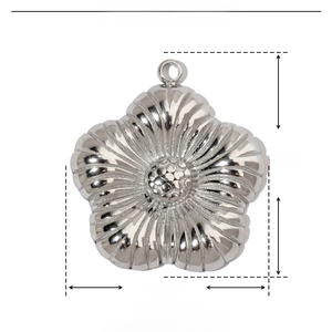 Detailed parameter diagram showing a flower pendant's size, weight, and stainless steel material