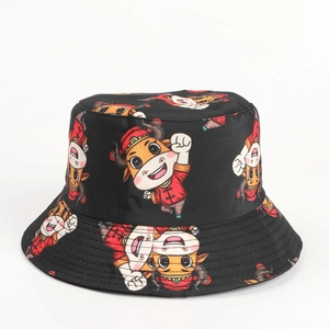 Dettaglio del cappello a secchiello nero con stampa bue cartoon e cuciture della tesa rinforzate