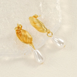 Eleganti orecchini in titanio a forma di foglia oro con pendenti di perle bianche