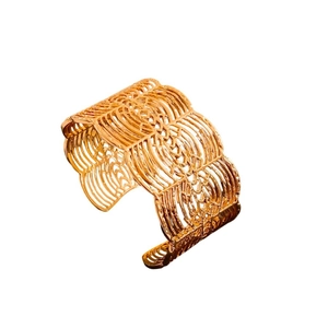 Luxuriöse goldene breite Manschetten Armspange mit vintage Wellenstruktur