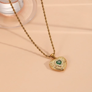 Collier vintage français en chaîne torsadée dorée avec pendentif cœur en cristal vert