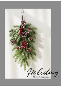 Detail eines Weihnachtskranzes mit Kiefernadeln, roten Beeren und festlichem Text