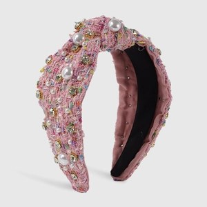 Detailaufnahme von rosa Tweed-Haarreif mit Perlen, Kristallen und elegantem Knoten