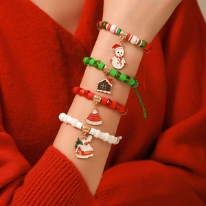 Coffret de bracelets de Noël faits main avec breloques flocon portés par un mannequin