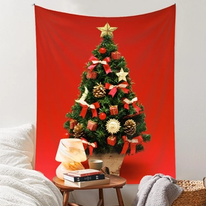 Dettaglio dell'arazzo dell'albero di Natale rosso appeso alla parete della camera