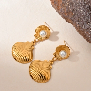 Elegant 18K gold-plated stainless steel seashell earrings with freshwater pearls