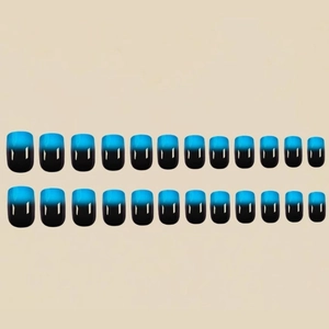 Détail de 24 faux ongles dégradés bleu et noir avec une forme carrée-arrondie courte
