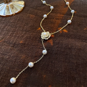 Collier en Y doré élégant avec pendentif fleur en cristal et perles blanches d'imitation