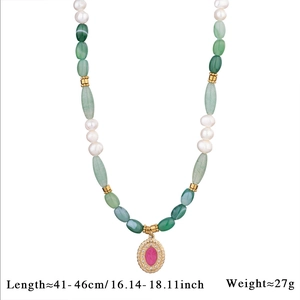 Dettaglio della collana di perle d'acqua dolce con ciondolo malocchio e pietre naturali