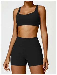 Vue frontale d'un ensemble brassière de sport antichoc et short de yoga noir