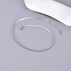 Collier chaîne cubaine argentée classique en acier inoxydable poli avec fermoir mousqueton