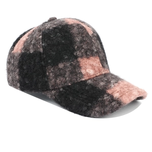 Dettaglio del berretto da baseball in pile caldo con motivo a quadri grigio e rosa