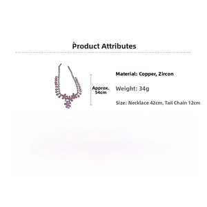 Dettaglio della collana con fiori in zircone rosa con catena in rame da 42 cm
