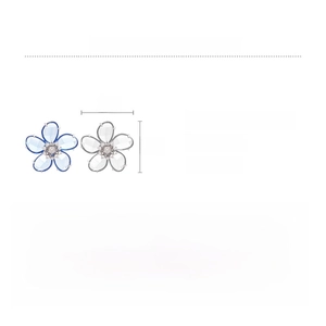 Detail view of crystal flower ear cuff with specifications and 3x3cm size dimensions